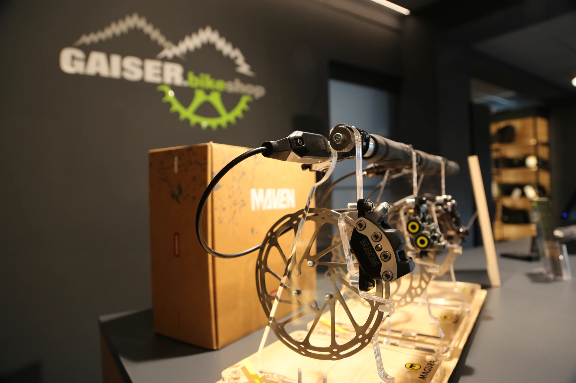 Schwalbe-Ausstellungsregal mit Zubeh&ouml;r in einem Fahrradladen.