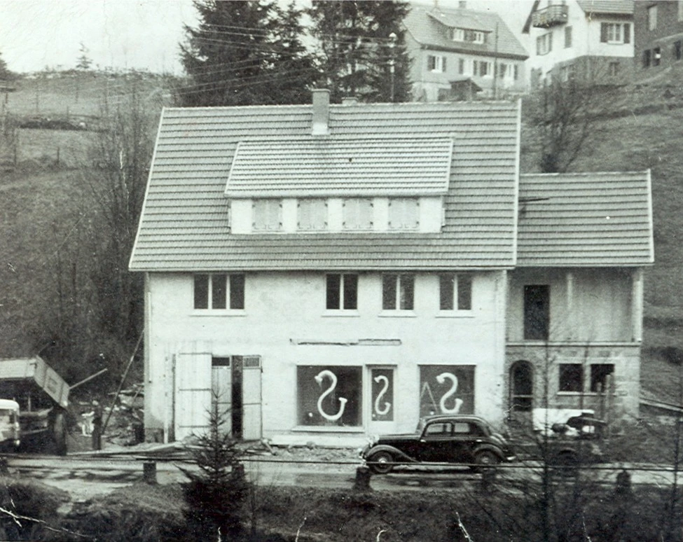 Historisches Schwarzwei&szlig;-Foto des Gaiser Bikeshop Geb&auml;udes mit wei&szlig;er Fassade und gro&szlig;em Dachfenster.